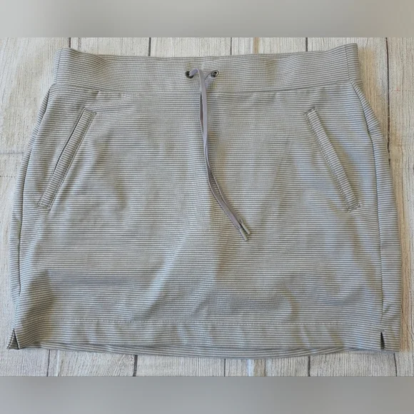 Athleta Skort Size Medium Gray & White Striped Modern Metro Athletic Zip Pockets - Picture 2 of 9